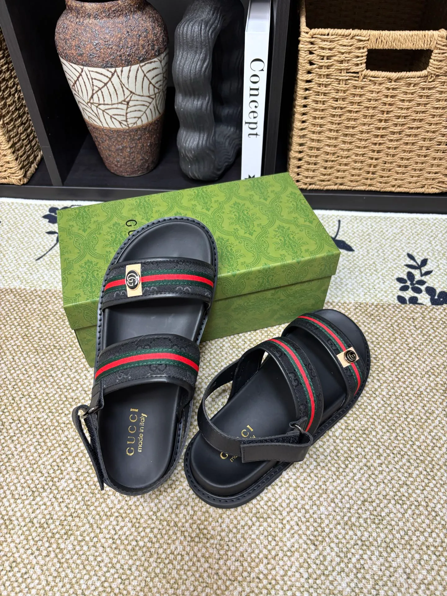 Factory 💰 300 yuan Gucci slippers] high-end men's shoes brand official website 1:1 latest masterpiece: original mold customization, the fabric is made of imported original materials, upgraded outsole, lighter and non-slip. The market's top quality, simple yet tasteful, a must-have for fashionistas, fashionable at your feet, full of confidence, the same style at the counter 👍The season of summer slippers is here. Code: 38-45 (45 customized)